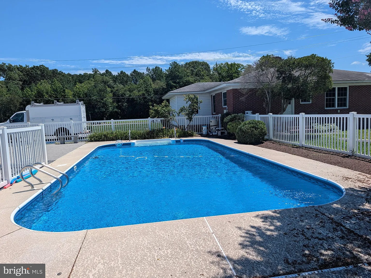 3 bed, 4952 sqft, $2,200 — Photo 4