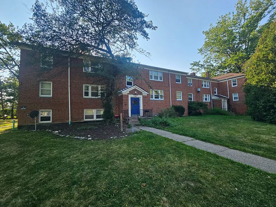 274 E 244th St