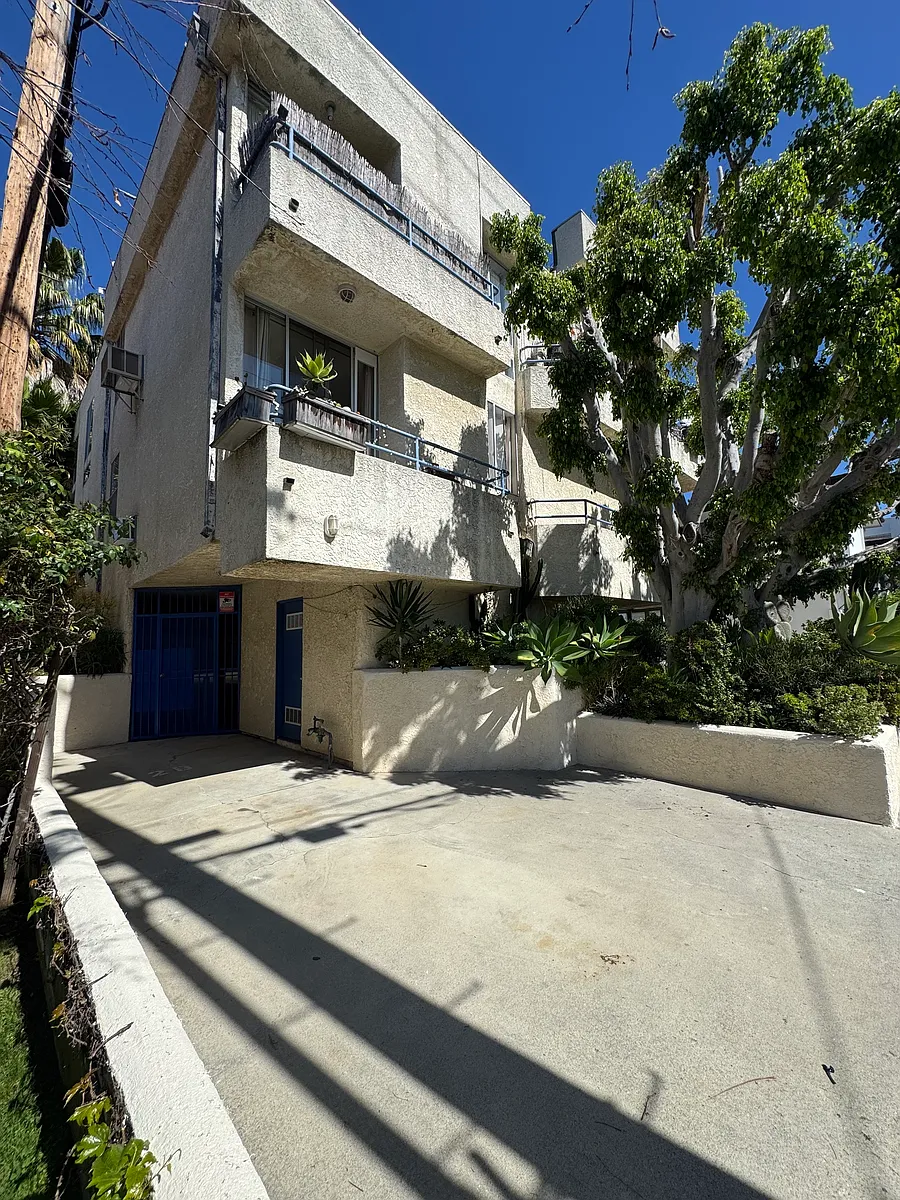 Building Photo - 11615 Missouri Ave #2