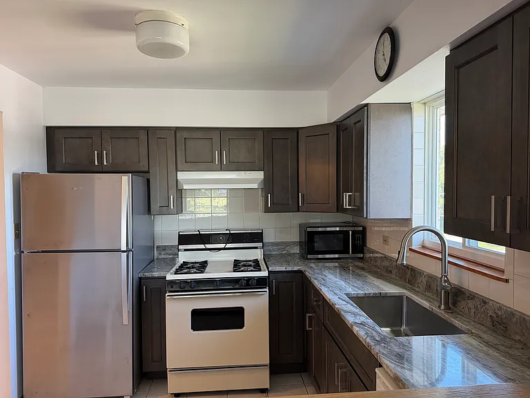 1326 E 159th St #1326 — Photo 5