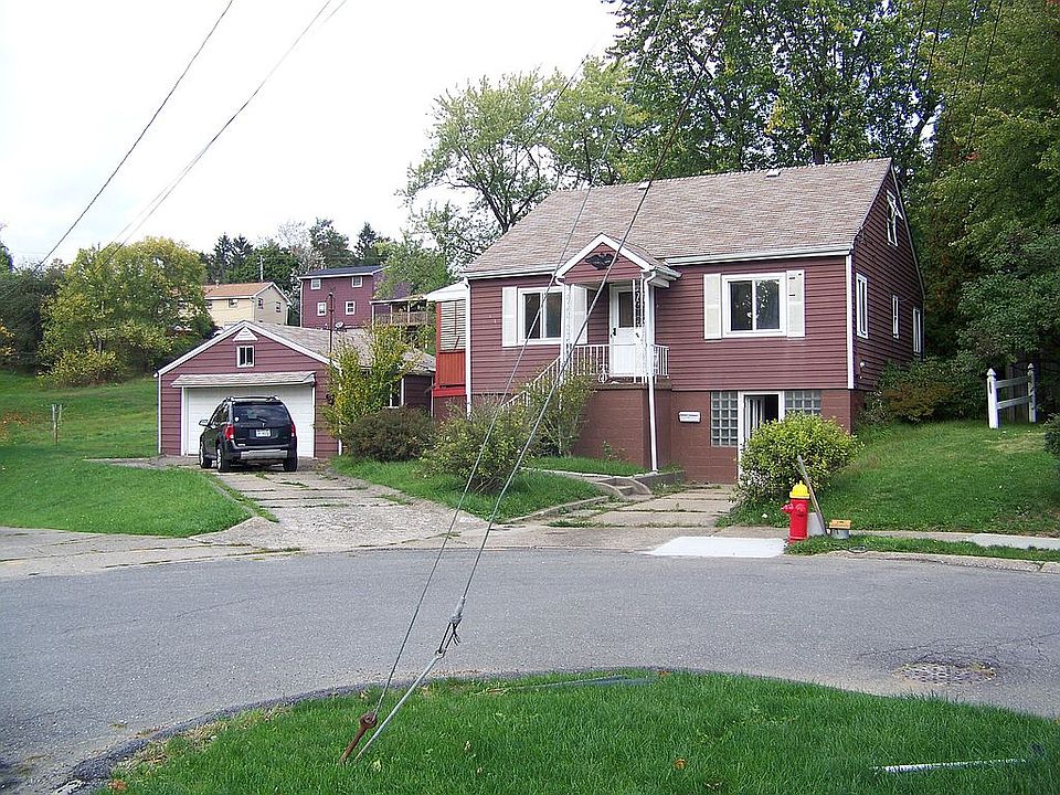 In a Cul de sac w/2 drives