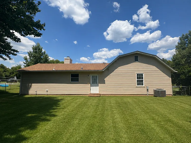 902 Laurel Ln — Photo 17