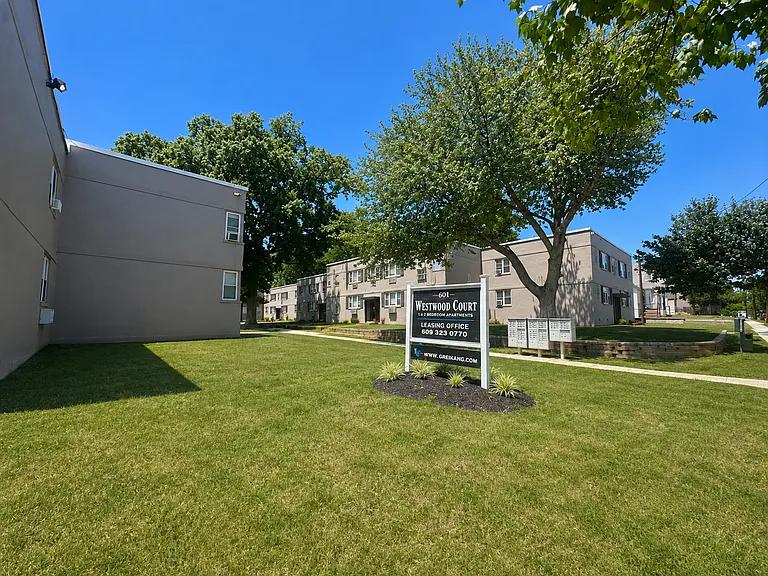 Westwood Court Apts — Photo 1