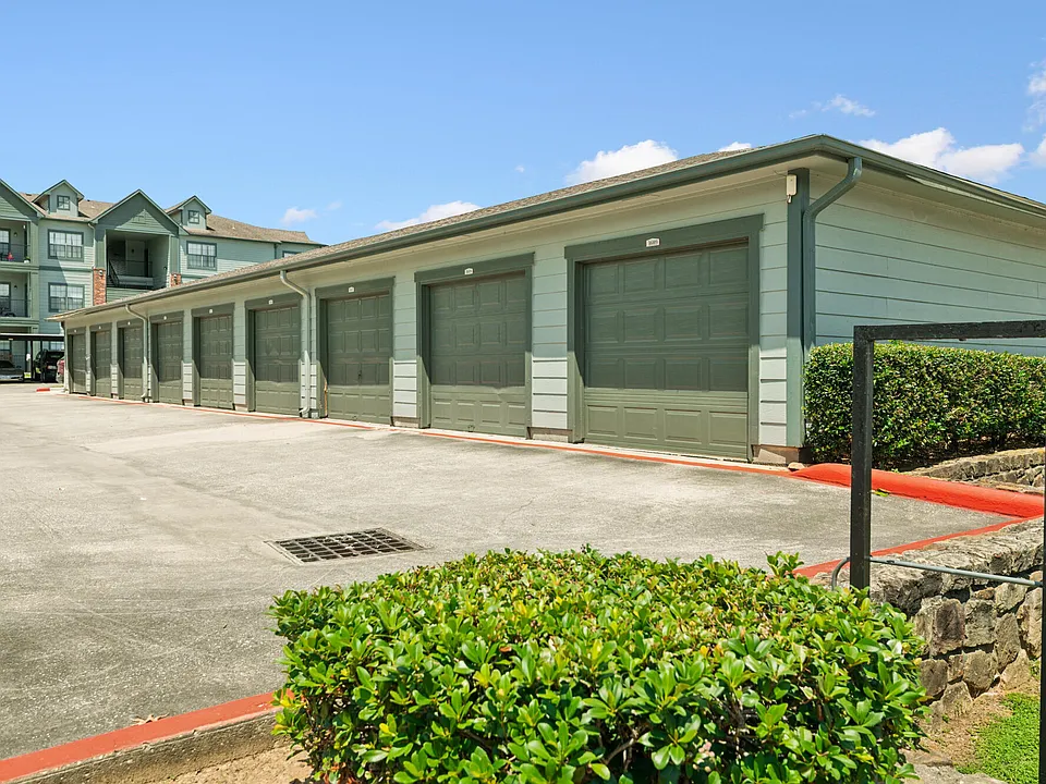 Lakeshore Villas apartments community photo