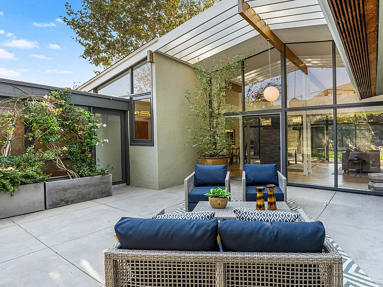 6225 Frondosa Dr — Photo 33