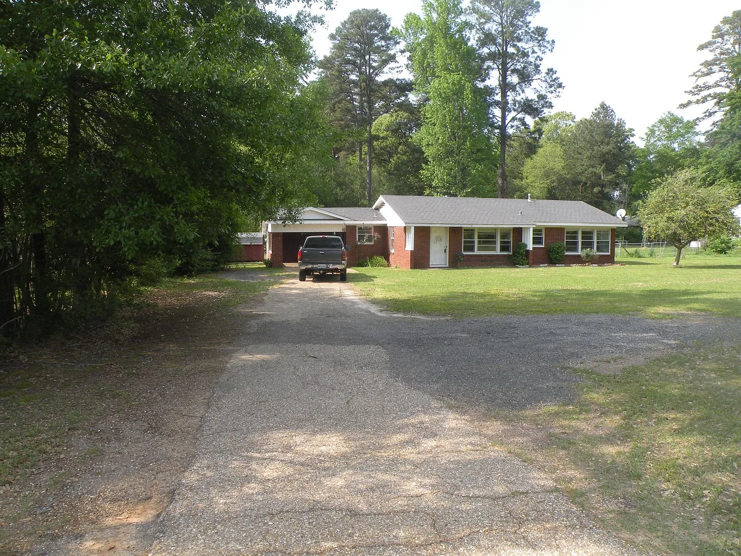 3 BR 1 BA brick home on large lot. — Photo 1