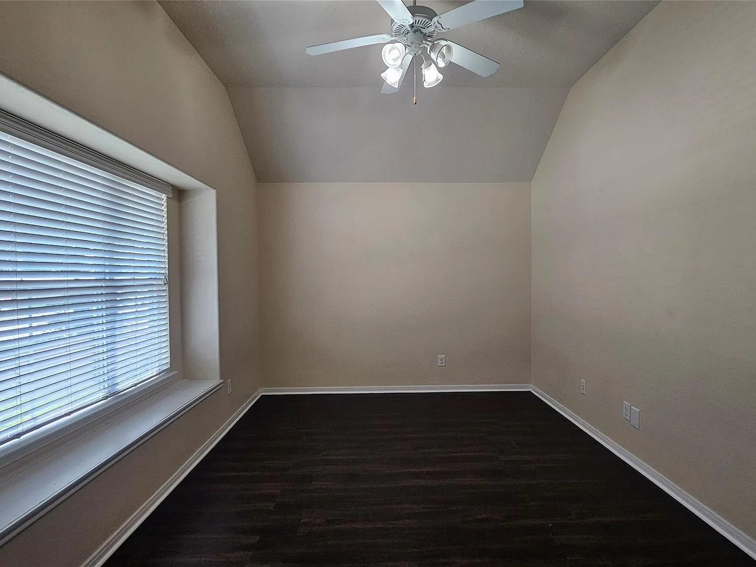 4 bed, 2.0 bath, 2319 sqft, $2,200 — Photo 4