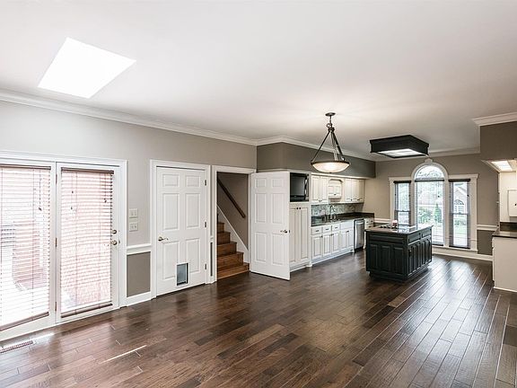 3rd image of 105 Hedgelawn Dr
