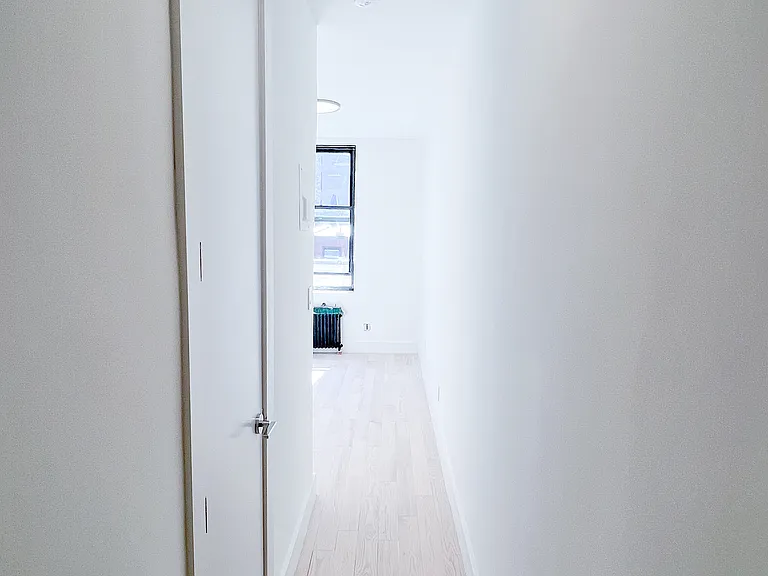 206 W 21st St #C3 — Photo 7