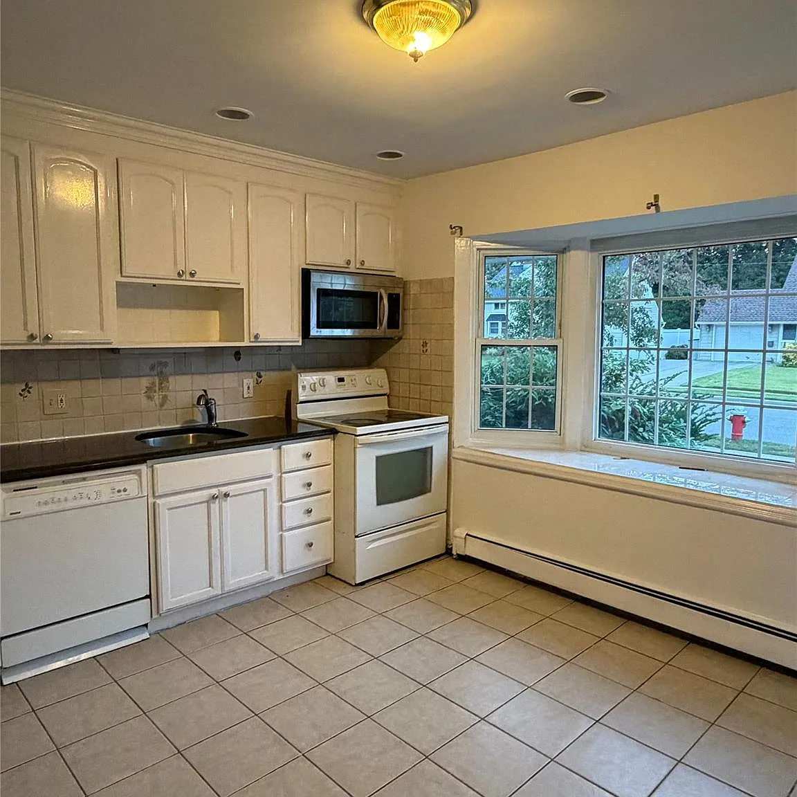 4 bed, 2.0 bath, 1444 sqft, $4,000 — Photo 2