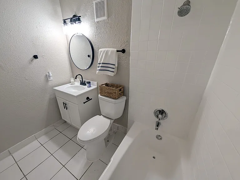 Paseo Apartments — Photo 8