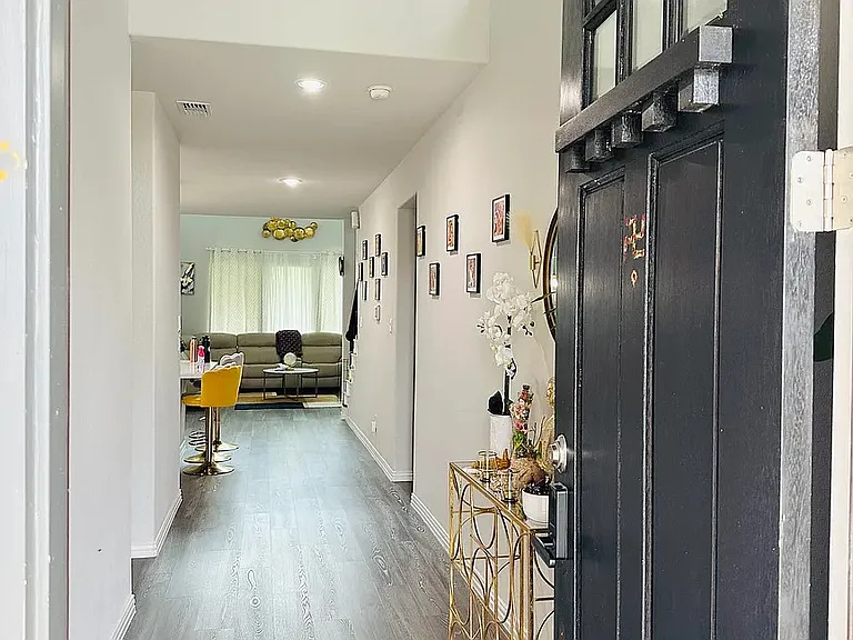 1901 Barnhill Ln — Photo 3