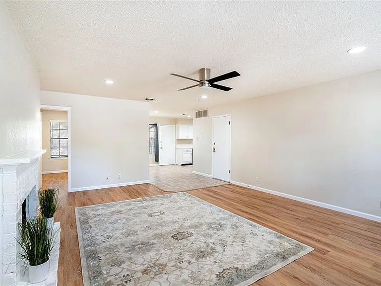 511 Algerita Dr #A — Photo 4