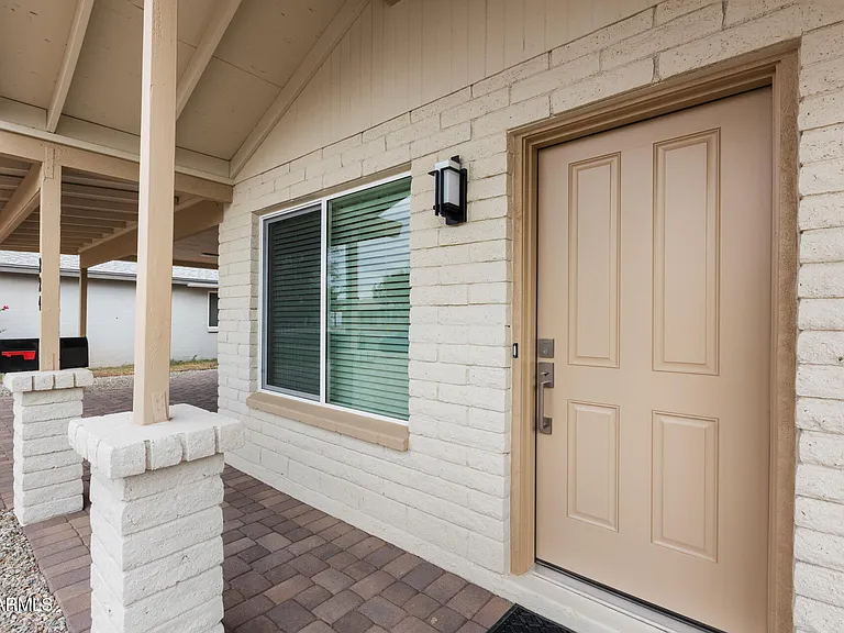 224 E Oxford Dr — Photo 4
