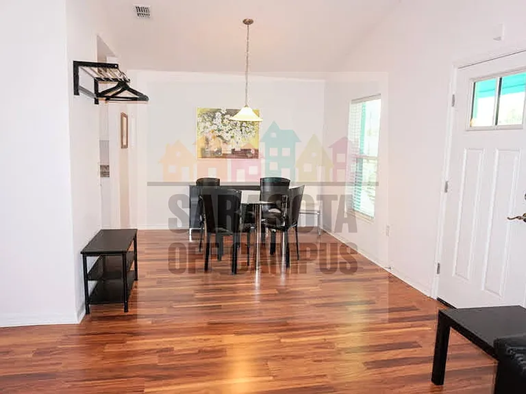 1039 32nd St — Photo 7