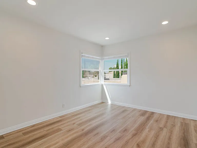 1466 Stanley Ave — Photo 9