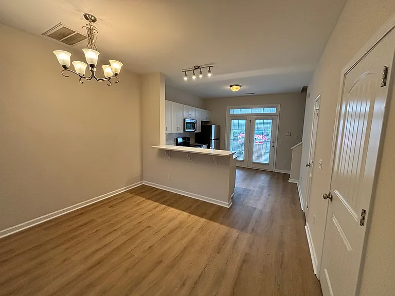 202 Jordan Ln — Photo 7