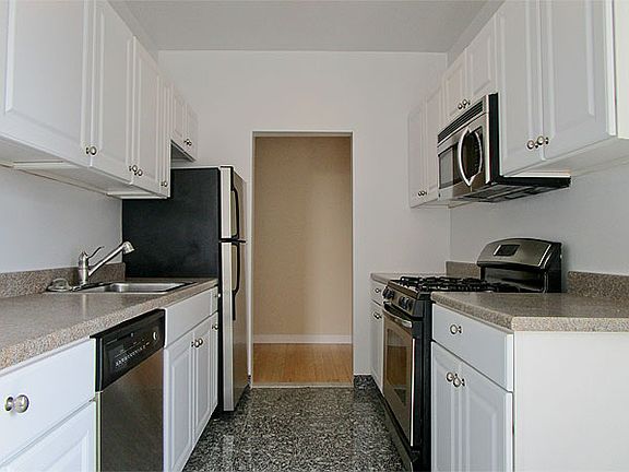 2nd image of 11880 Metropolitan Ave APT 6J