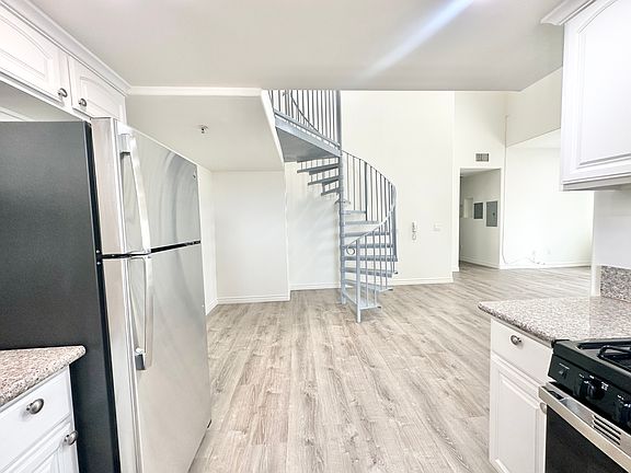 3rd image of 4655 W Maplewood Ave #401