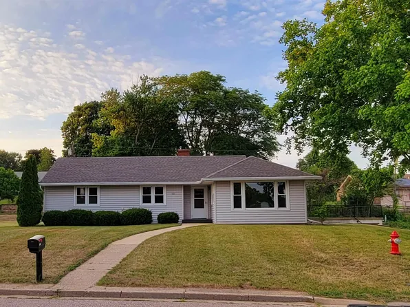 621 13th St, Baraboo, WI 53913