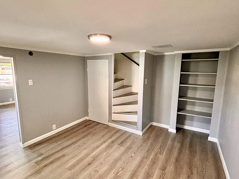 137 E High St #B — Photo 4