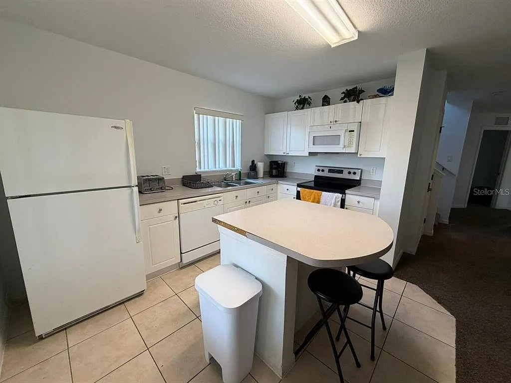 4 bed, 3.0 bath, 1873 sqft, $2,200 — Photo 2