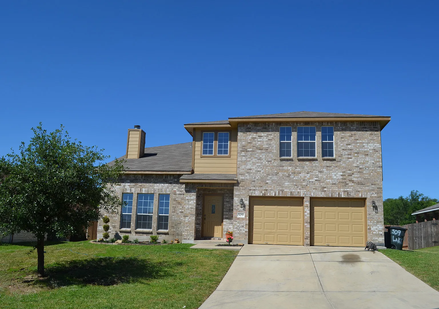 Wow, rundon't walk or you will miss out on one of the most inviting homes on the market. — Photo 1
