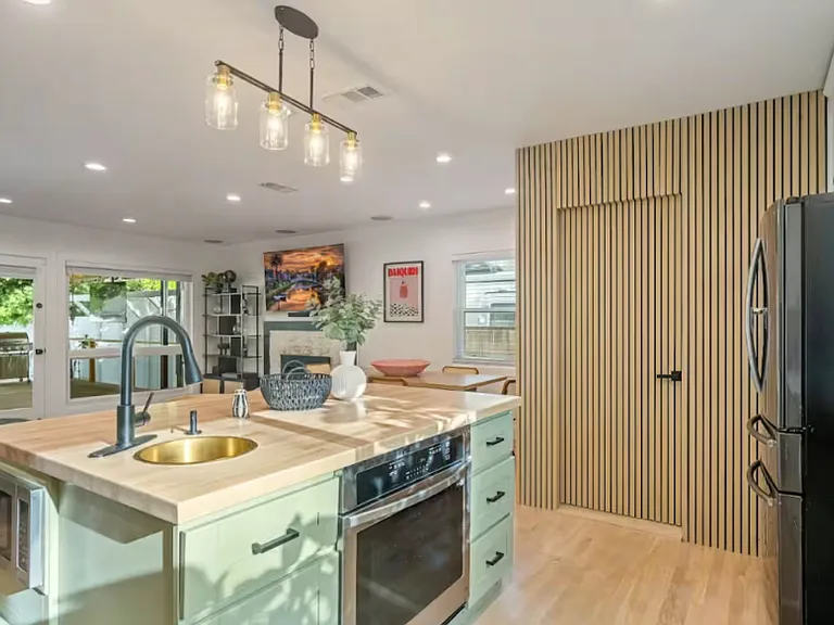 7106 Lasaine Ave — Photo 44