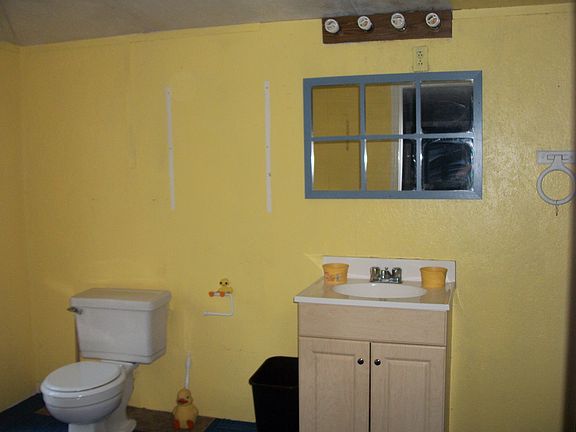 Bathroom (angle 1)