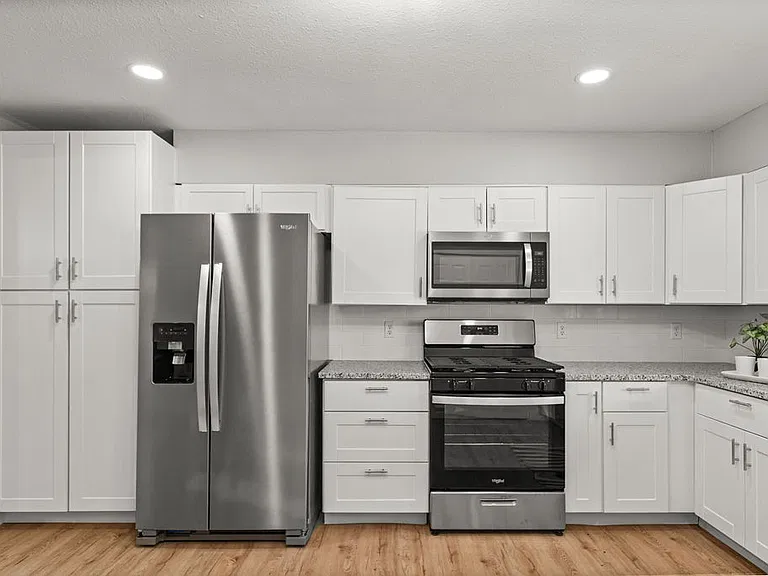 2300 W Holly St — Photo 2