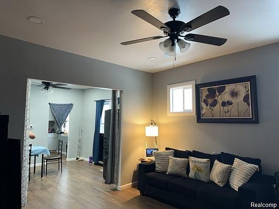 5th image of 15389 Dexter Ave