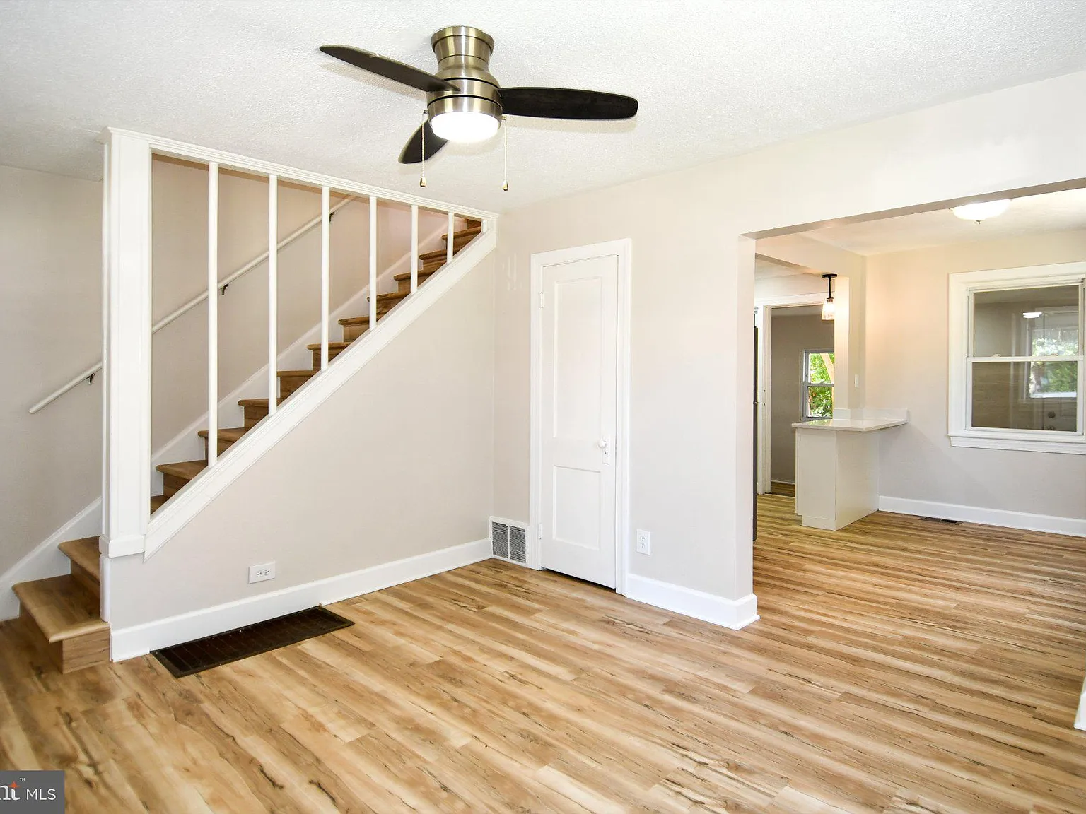 3 bed, 2.0 bath, 1095 sqft, $3,450 — Photo 4