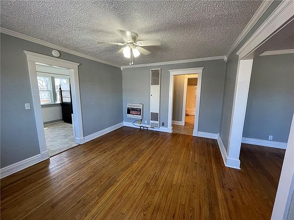 3rd image of 921 N Kickapoo Ave