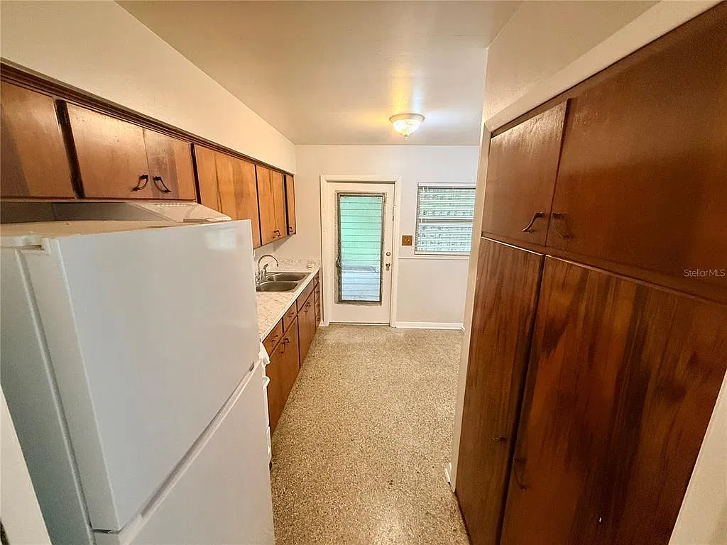 2 bed, 1.0 bath, 949 sqft, $1,350 — Photo 2