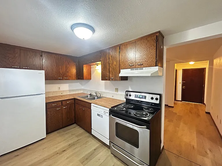 1424 West 10th Apartments — Photo 3