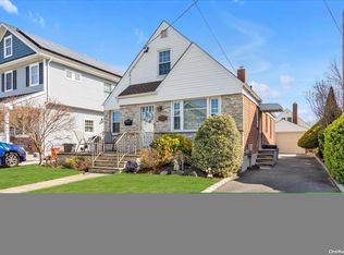 378 Andrews Rd, Mineola, NY 11501