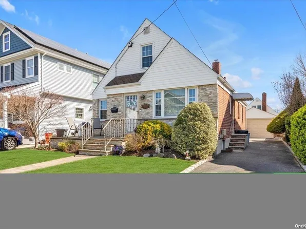 378 Andrews Road, Mineola, NY 11501