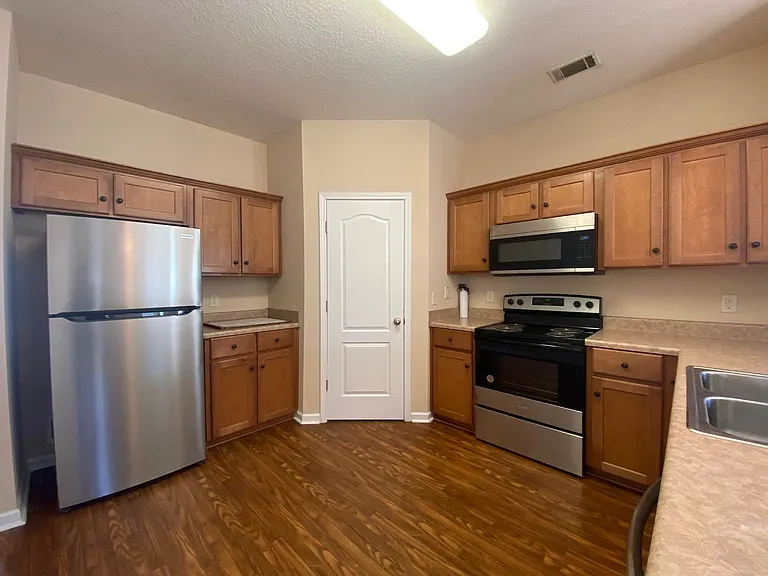 401 Barry McCaffrey L1 Maybank Vlg — Photo 6