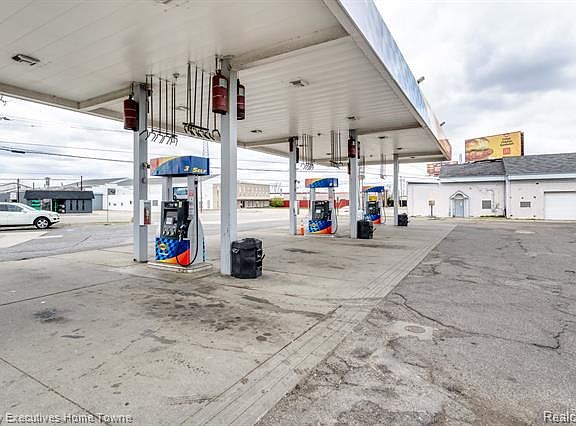 4th image of 29004 Groesbeck Hwy