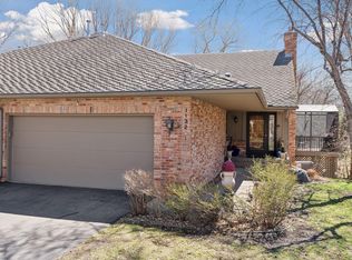 1132 Hollybrook Dr, Wayzata, MN 55391