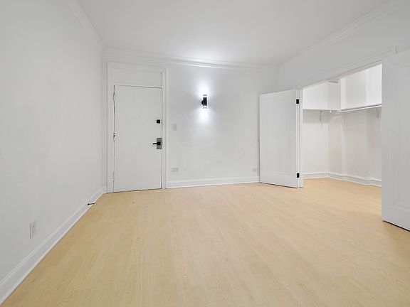 5th image of 915 W Carmen Ave #G