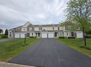 8 E Shag Bark Ln, Streamwood, IL 60107