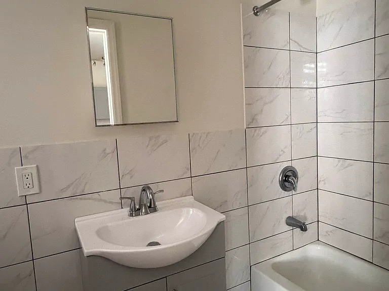 220 E 18th St #33 — Photo 4