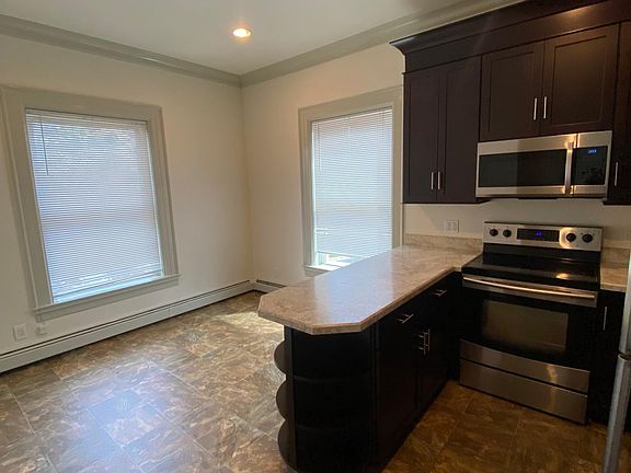 5th image of 725 W Ferry St
