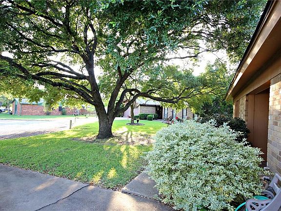 3rd image of 702 Brookwood Cir