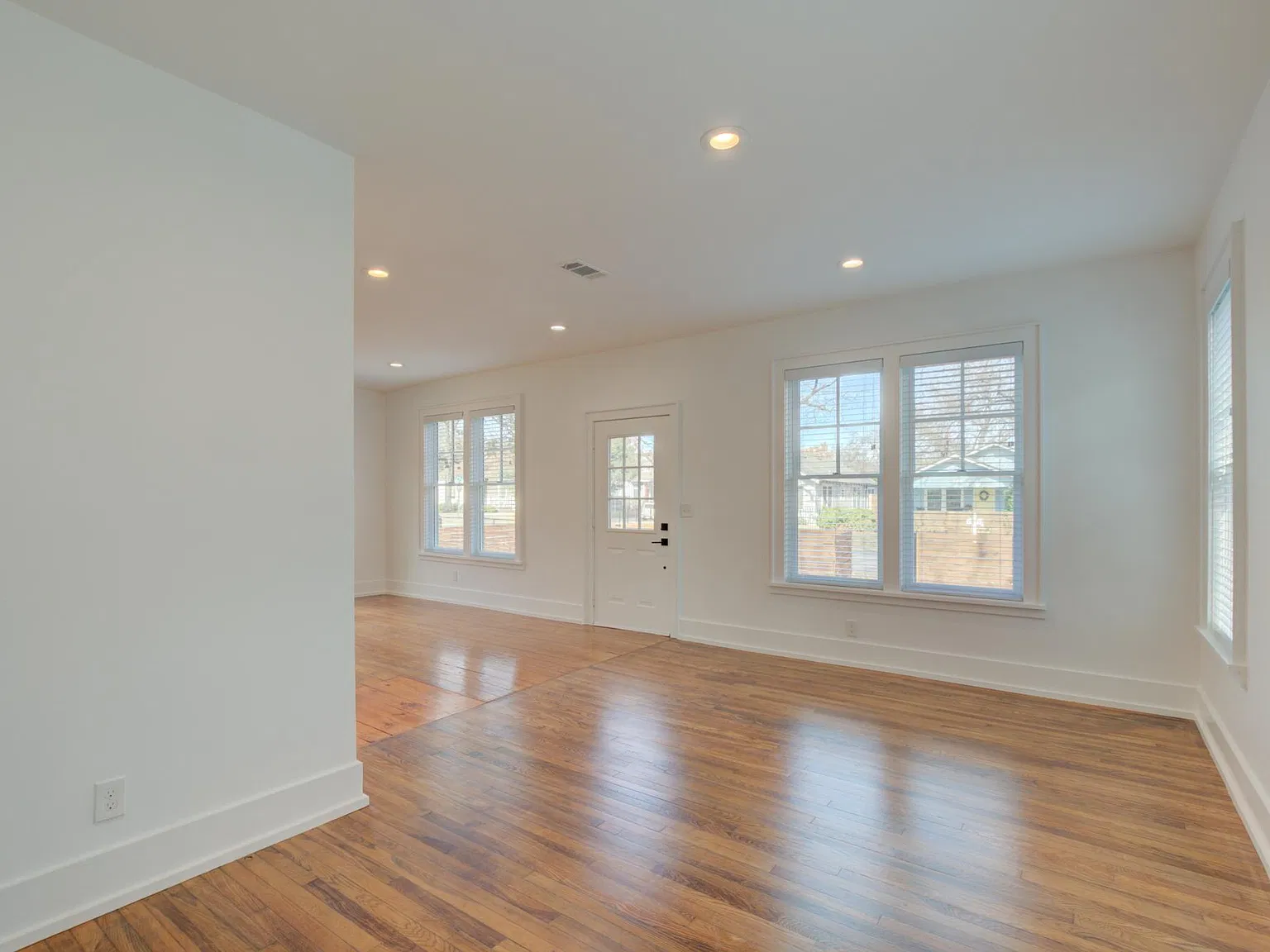 2703 Willow St — Photo 3