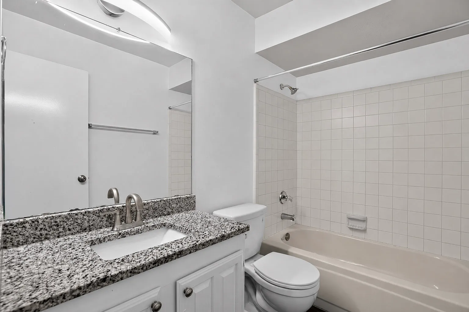 4 bed, 2085 sqft, $3,225 — Photo 3