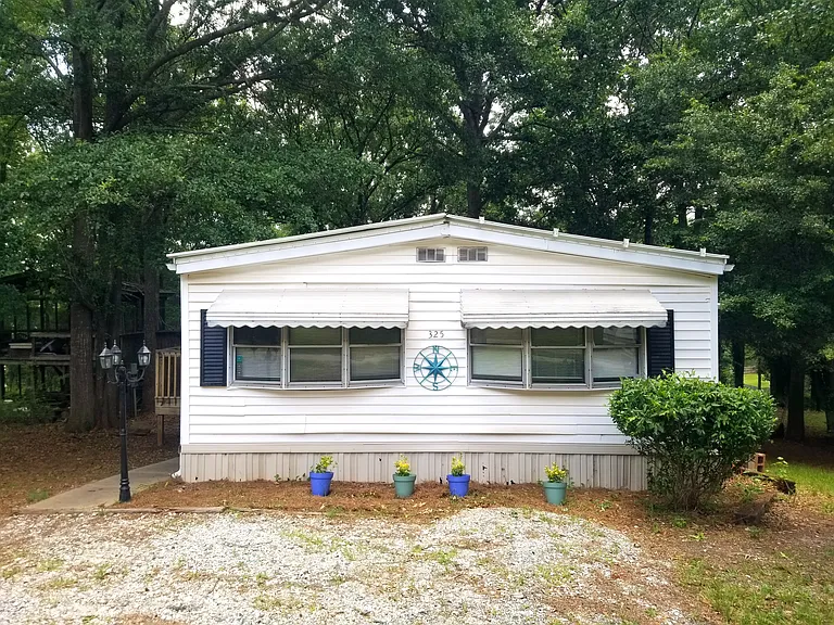 325 Lakewood Dr — Photo 1