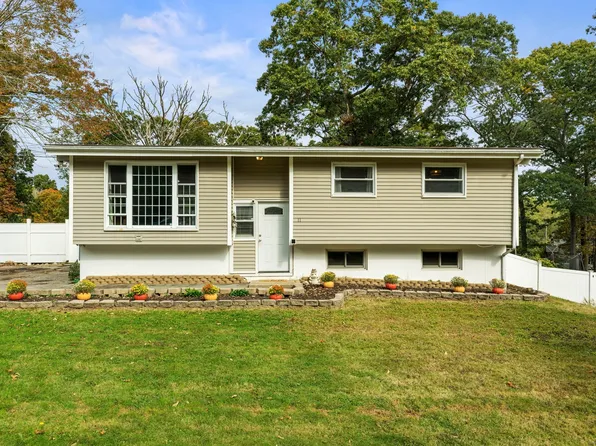 11 Country Club Drive, Ledyard, CT 06339