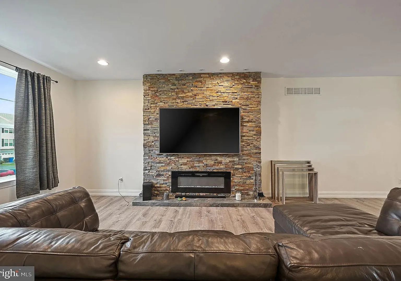 Spacious 3BR 3.5 Bath Townhome (Pet Friendly), Finished Basement with full bathroom, Spacious Kit... — Photo 2